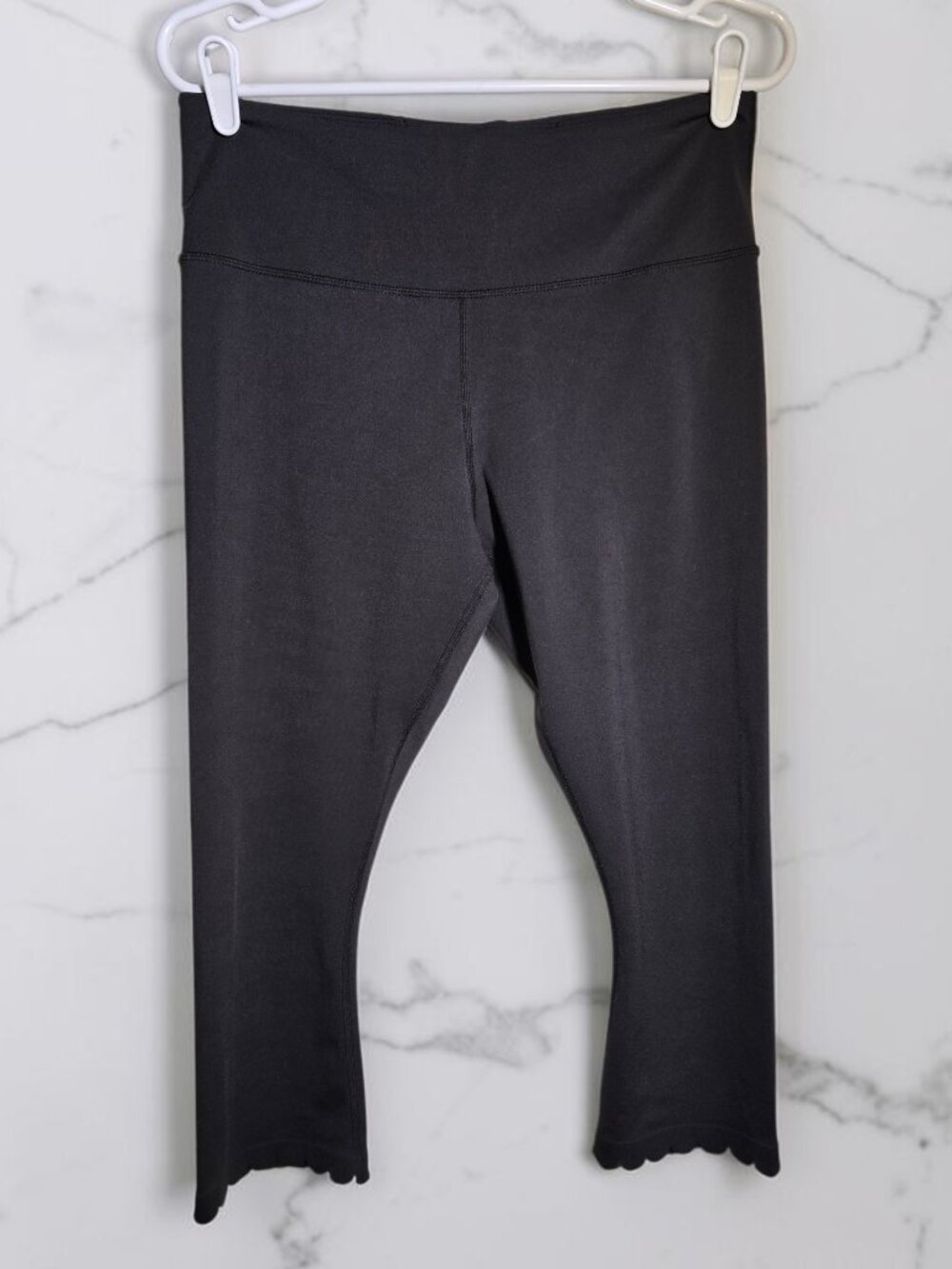 Kate Spade Black Scalloped Crop Leggings Size Large EUC